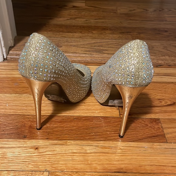 Womens Gold Heels - Picture 2 of 3